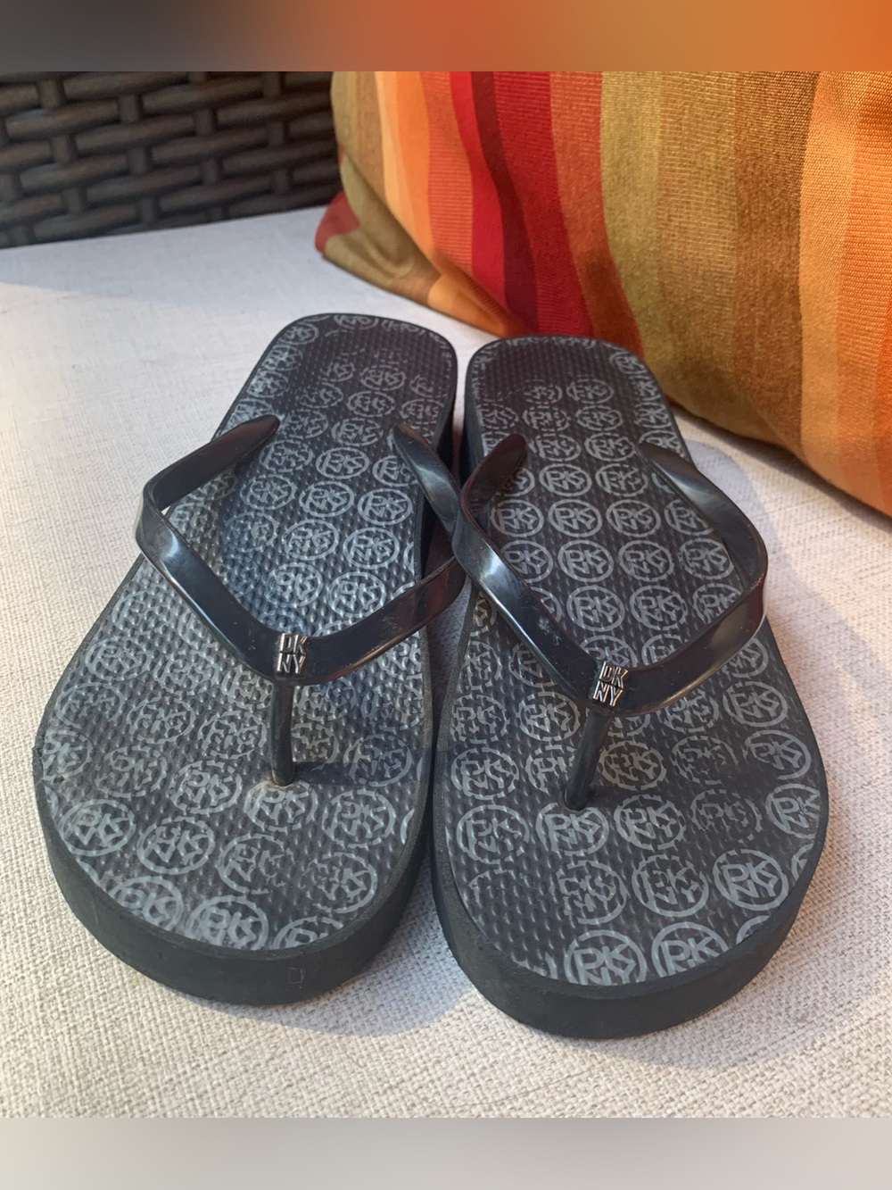 DKNY Metallic Logo Platform Flip Flop Sandals Size 8 Black Silver Designer Y2K